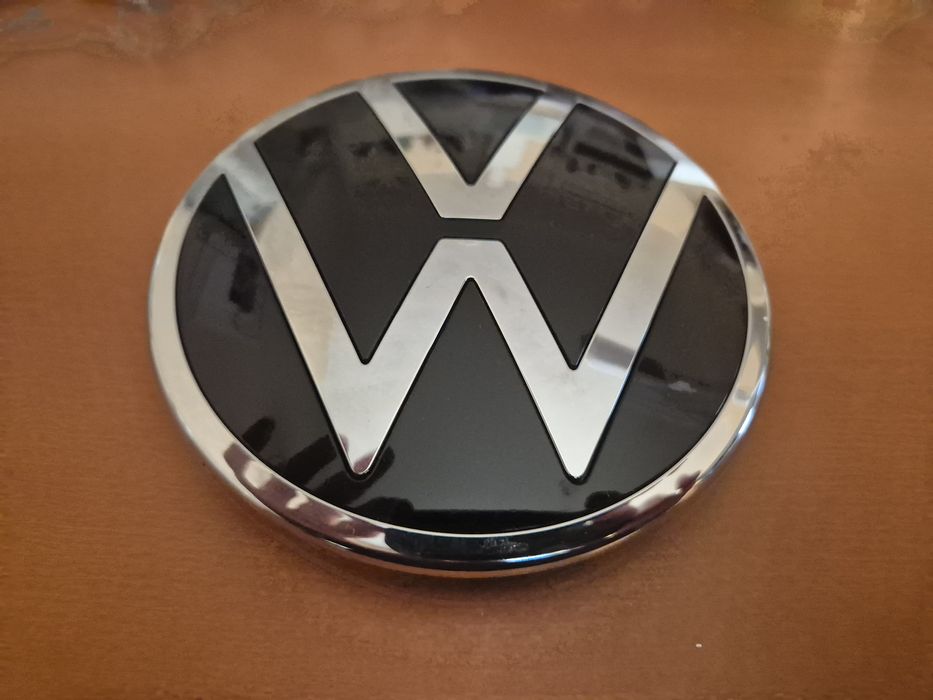 emblemat VW przód – nowy OEM – Passat / Golf / Arteon / Tiguan