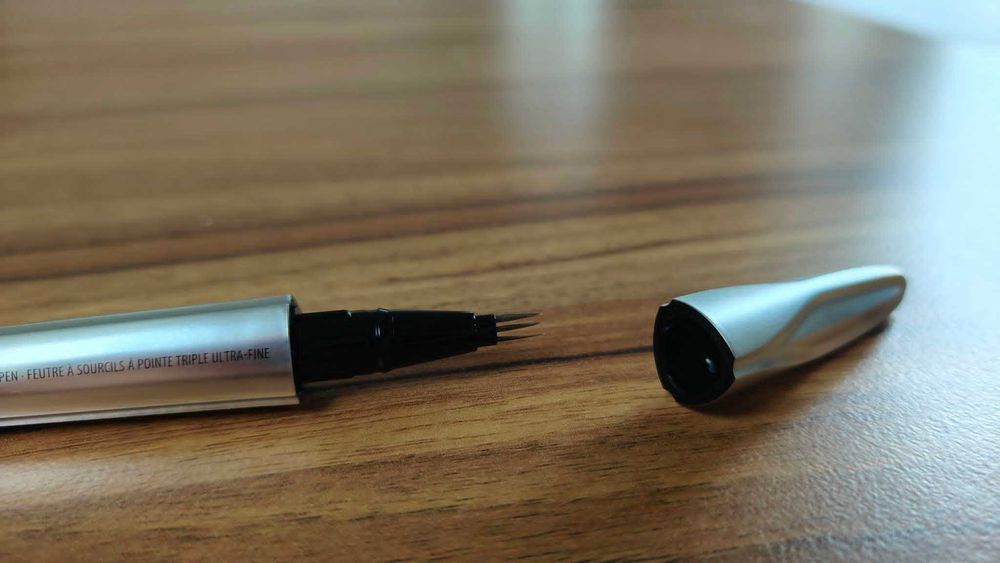 Pisak do brwi, Benefit Mighty Fine Brow Pen, odcień 3