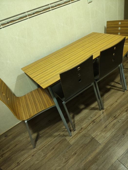 Conjunto mesa de cozinha 1,2 mt x 0,60 mt com 4 cadeiras em bom estado