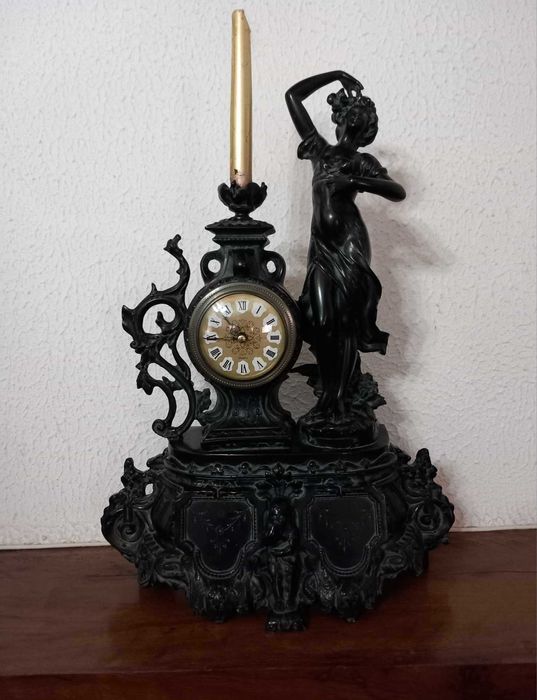 Relógio/estatueta de mesa