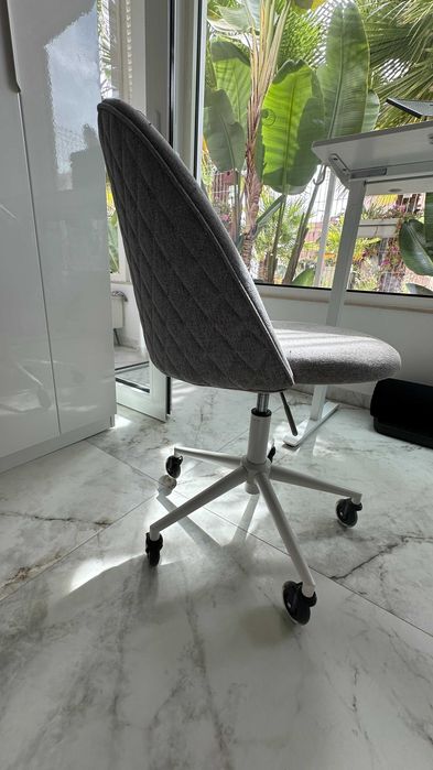 Secretária elétrica regulável em altura + cadeira com rodas – Conjunto 100€