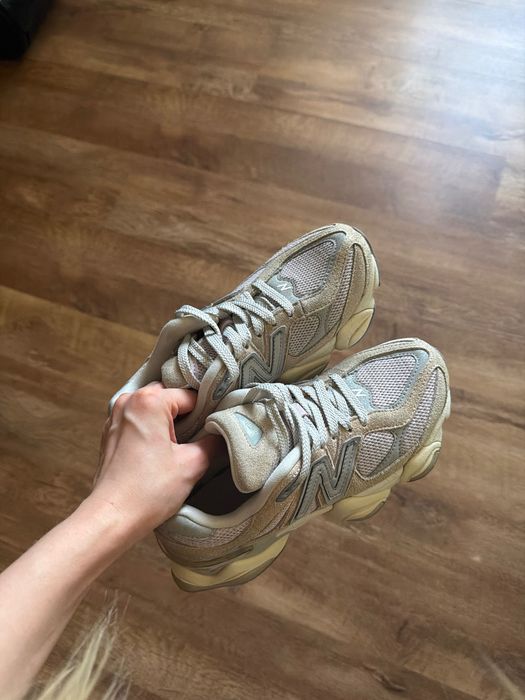 Кроссовки New Balance 9060 в бежевом цвете с характерной массивной подошвой.