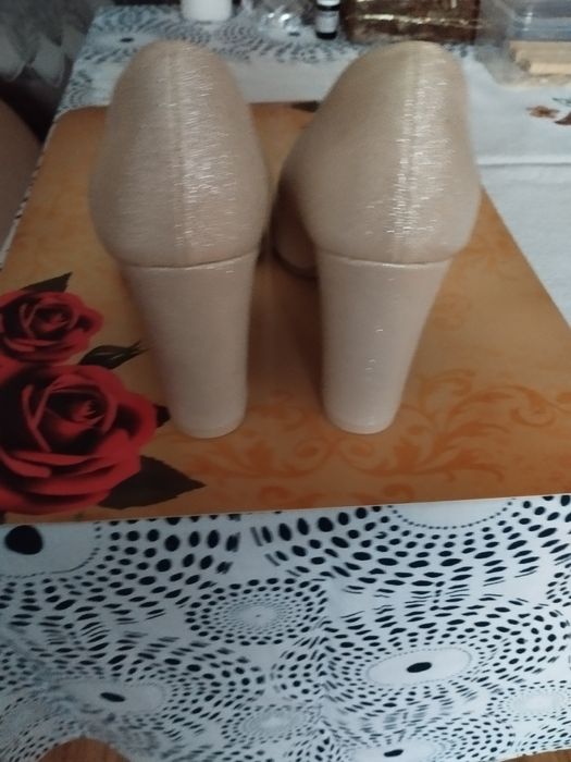 Buty damskie na obcasie