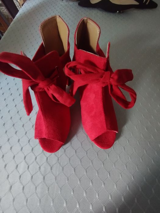 Czerwone zamszowe nowe sandały 41 wiązane