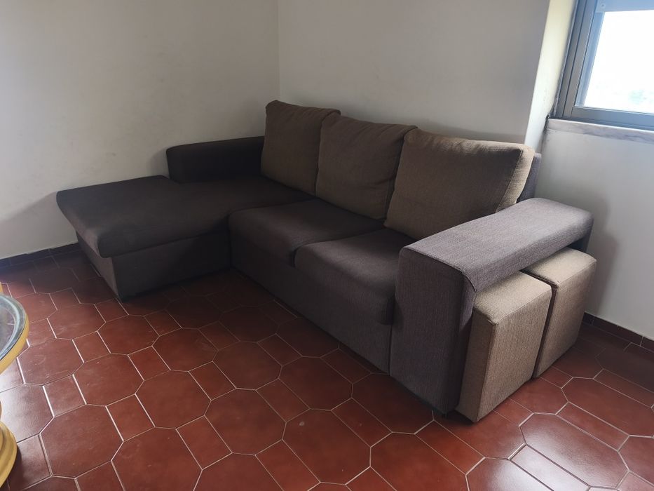 Sofá com chaise long e 2 bancos