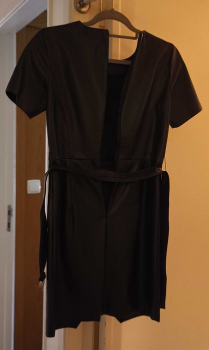 Vestido curto com efeito de pele.