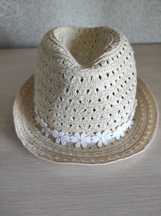 Капелюшки -2шт.на дівчинку.