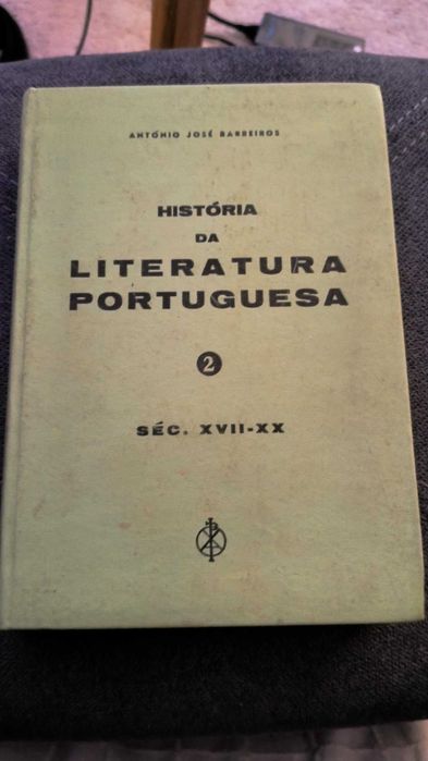 Vários livros academicos e religiao
