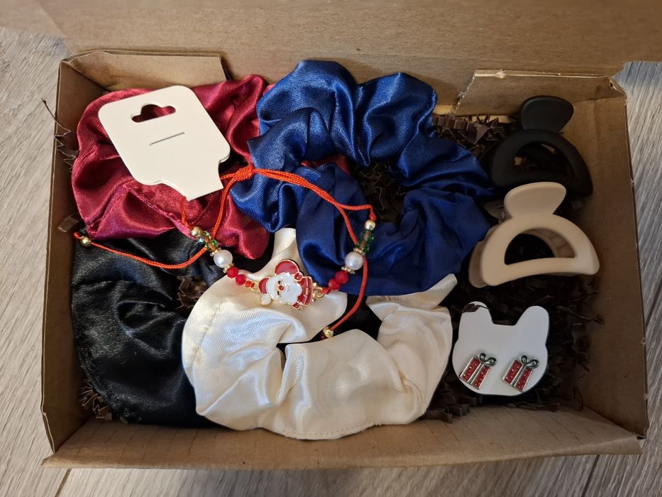 Zestaw prezentowy akcesoria do włosów dla dziewczynki gumki kolczyki