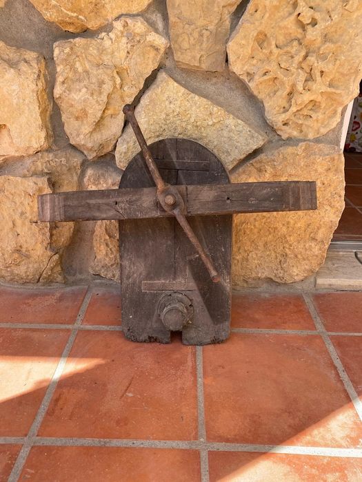 Tampa de pipa antiga, serve para decoração.