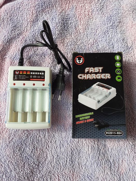 Carregador pilhas AAA e AA