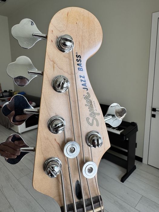 Бас Гітара SQUIER By FENDER  5 струнка!!!