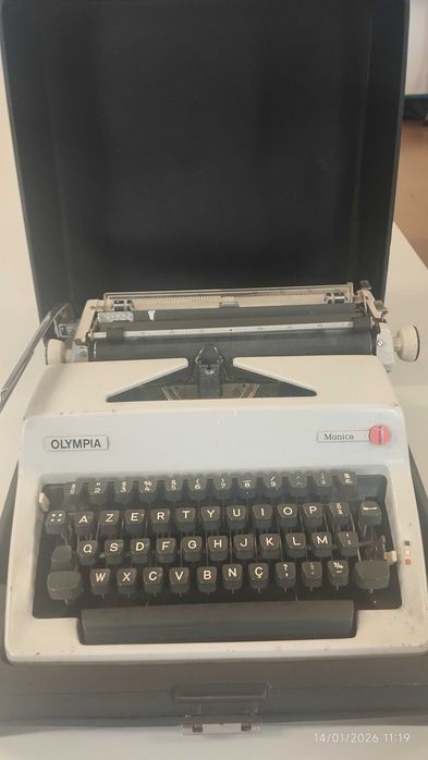 Maquina de escrever Olympia com mala