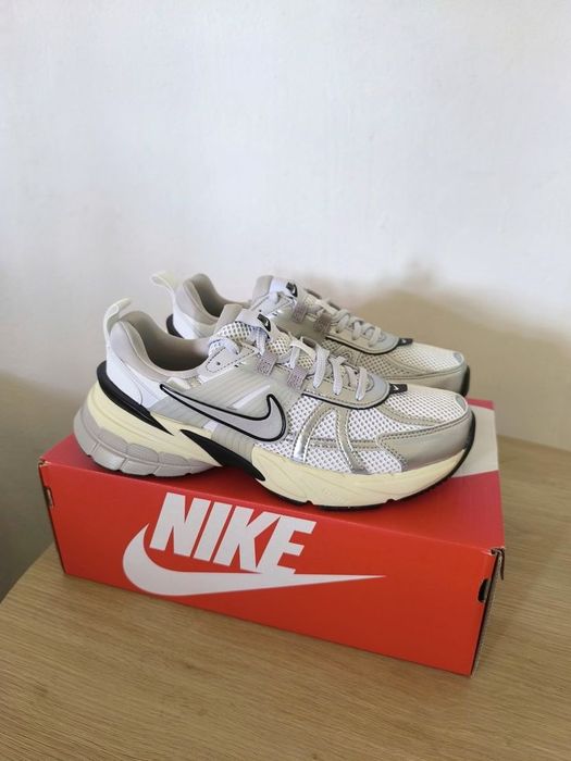 Nike Runtekk V2K White Silver трендові жіночі кросівки найк рантек в2к
