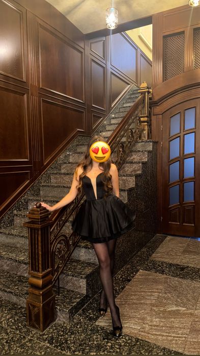 Коротка вечірня сукня