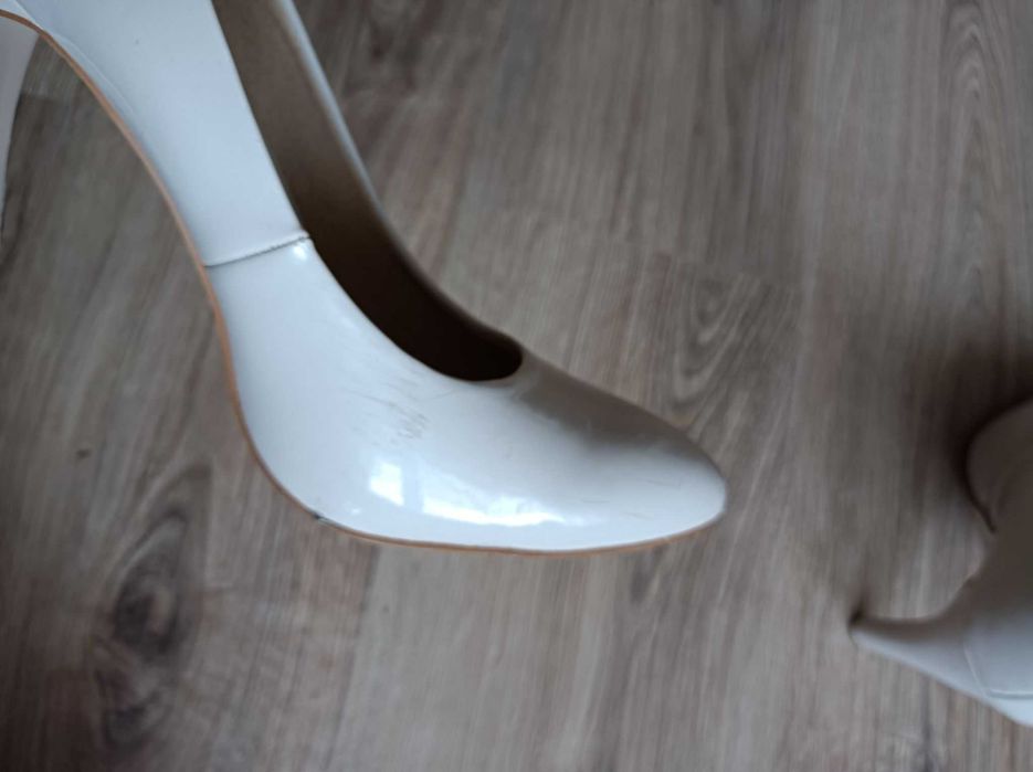 Lakierowane buty na obcasie