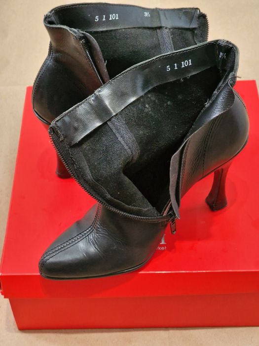 Чорні шкіряні жіночі ботильйони з гострим носком та високим каблуком