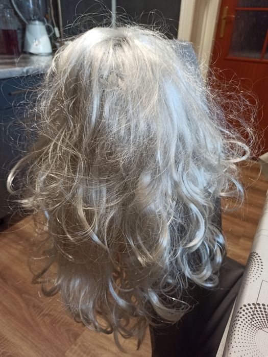 Długa peruka dla białej damy