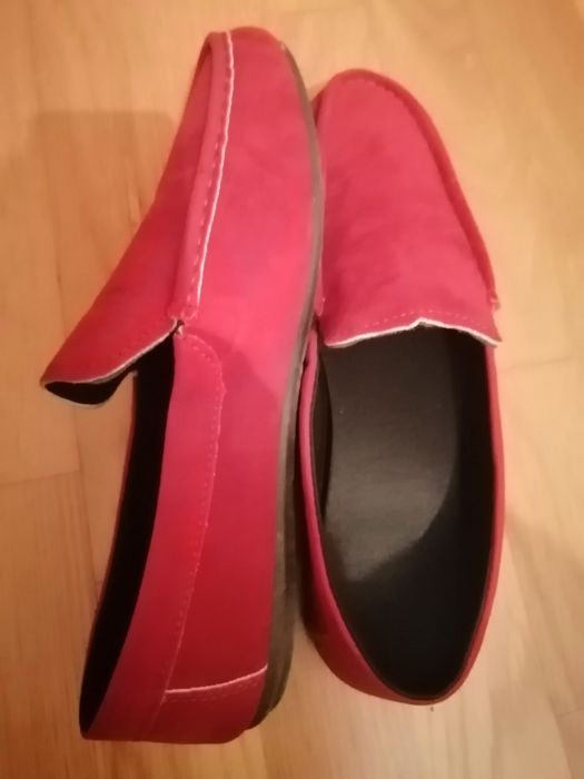 Mocassins novos na caixa cor vermelho e verde em camurça