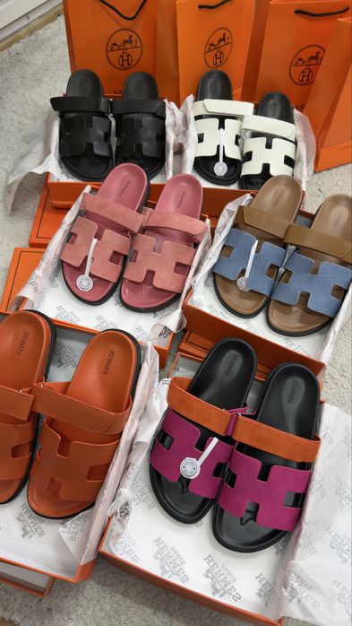 У наявності Тапочки шипры Hermes шльопанці