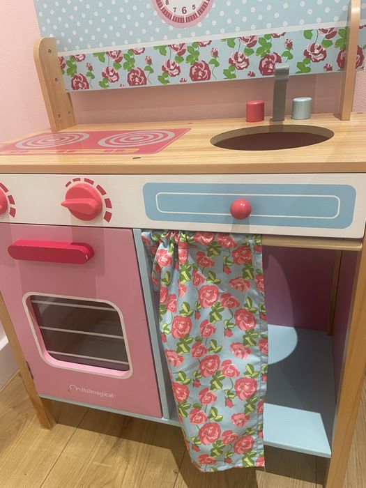 Cozinha de criança em madeira.