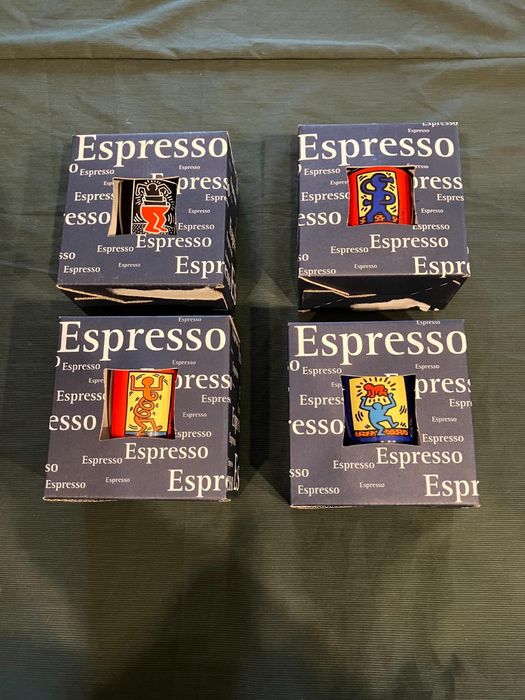 Chavenas de cafe com prato