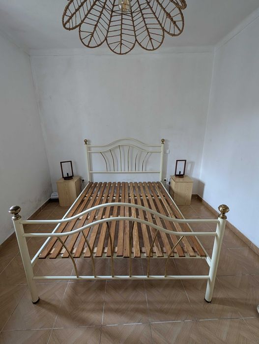 Cama completa de casal com estrado e colchão 1,33 x 1,84 m