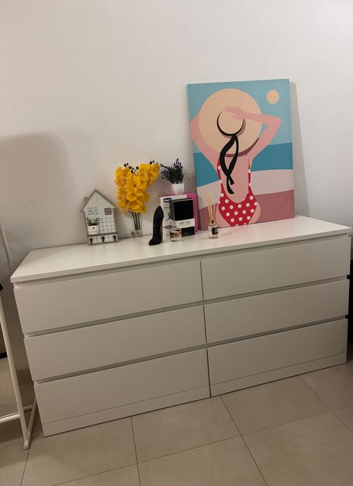 Cómoda com 6 gavetas em ótimo estado