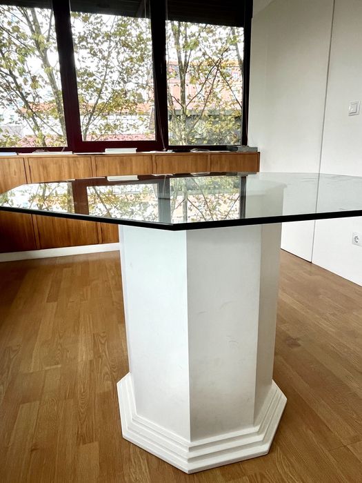 Mesa octogonal transparente com design anos 80