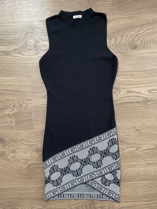 Elegancka sukienka greckie wzory, dopasowana, old money