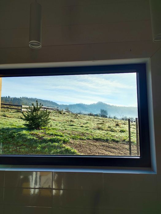 Шикарный сучасный котедж з мальовничими краєвидами гори Карпати є чан