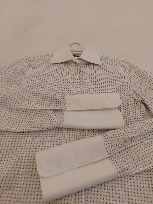 Camisa feminina da Sacoor azul e branca para botões de punho