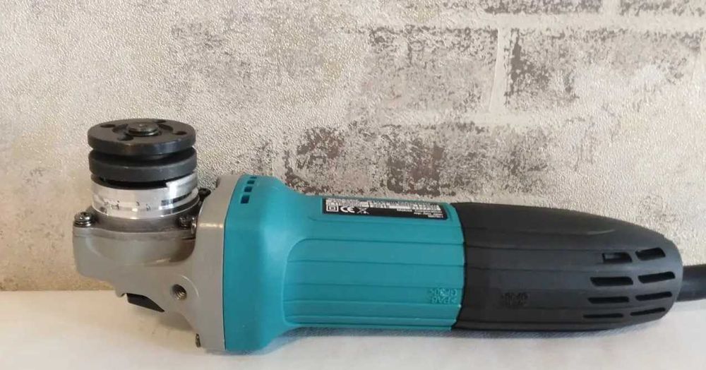 Угловая болгарка Makita проводная 220в. Шліфувальна  болгарка Макита