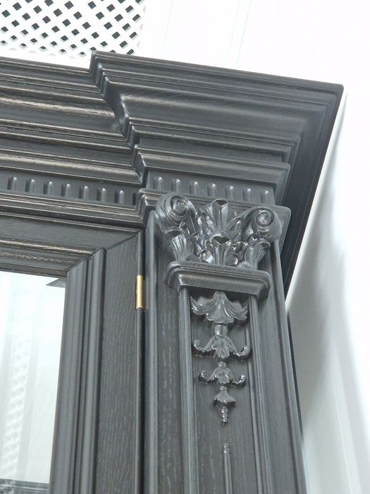 Кіоти та рами з різьбою