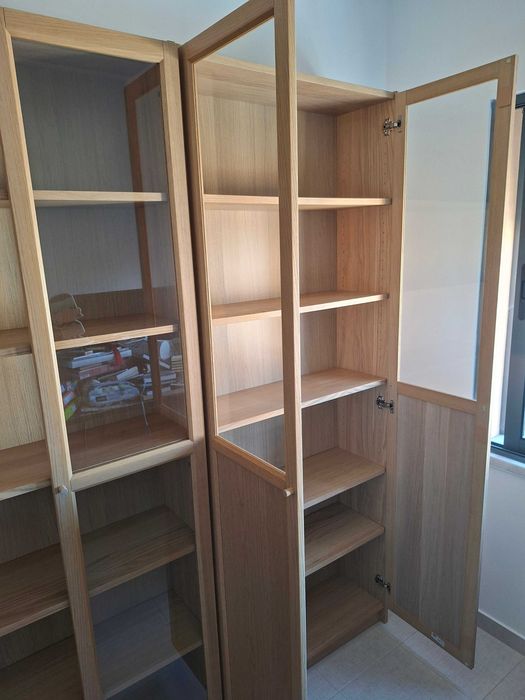 Estante IKEA Billy c/ porta de vidro e efeito carvalho