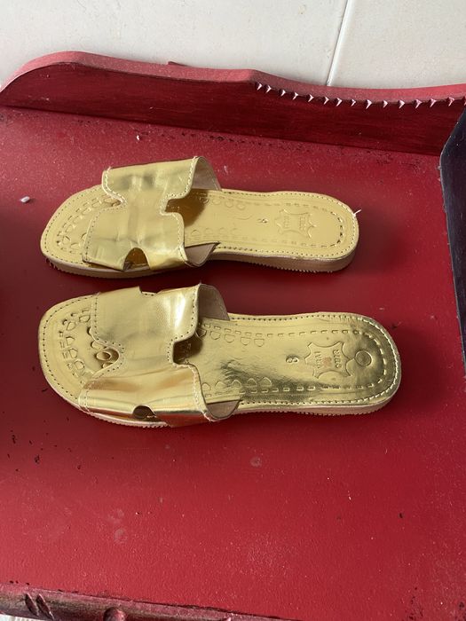 Chinelos em pele dourados