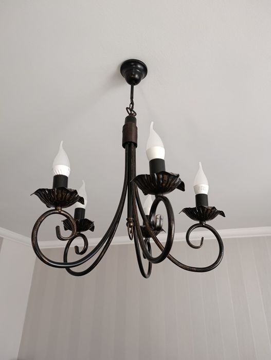 Żyrandol świecznikowy oraz lampa podłogowa
