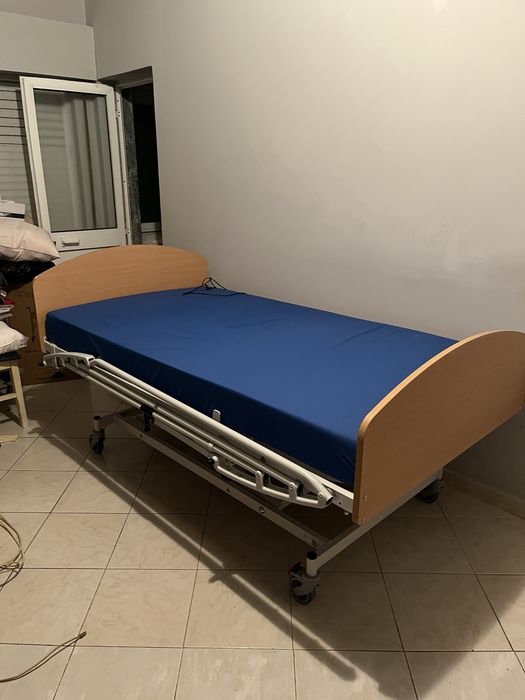 Cama com colchão articulada com comando