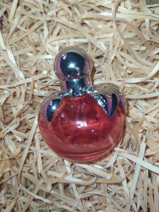 Красное яблоко NINA RICCI флакон от духов 30 мл.