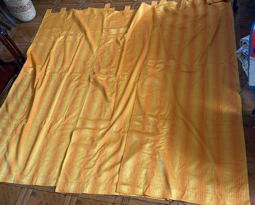 Cortinados amarelos alaranjados