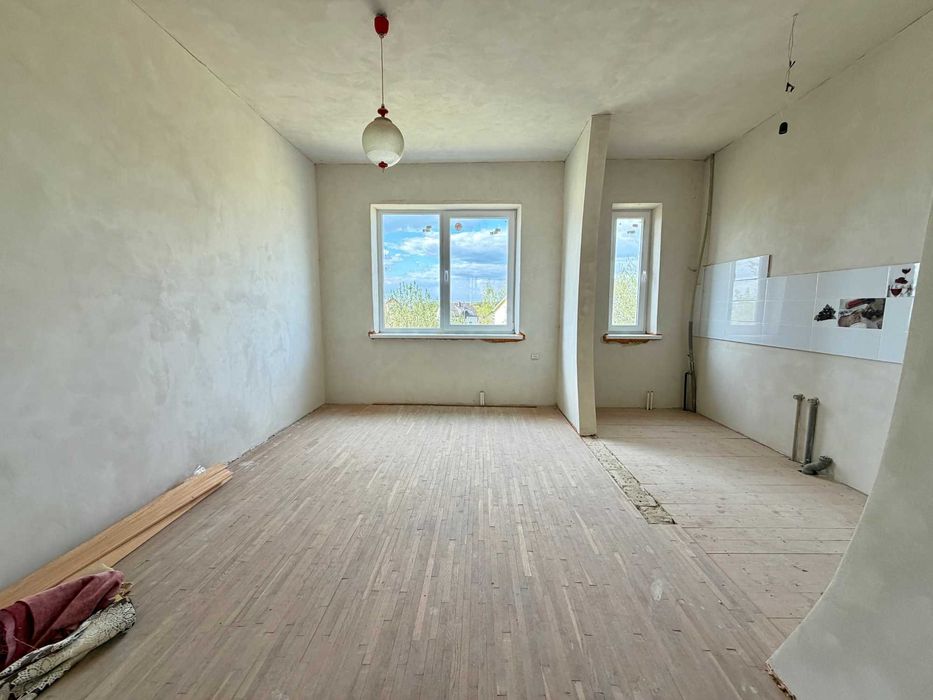 Просторий будинок 317 м² з ділянкою 12 соток у Дашаві