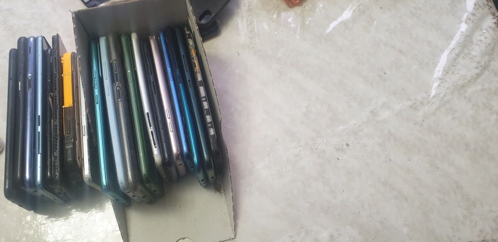 Срочно продам ящик телефонів