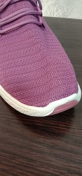 Кросівки жіночі 40 розмір