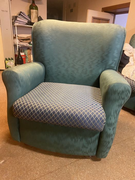 1 Sofá cama e 2 individuais em bom estado.