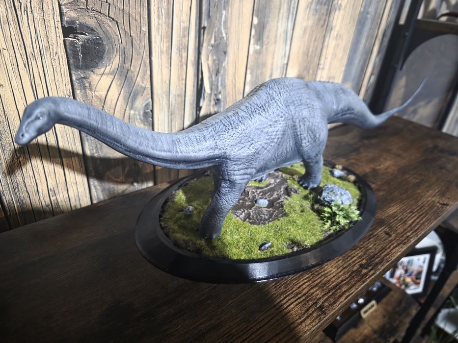 Grande Diorama Apatassauro (60cm) – Impressão 3D e Pintura À Mão