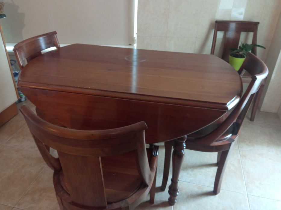 Mesa redonda extensivel com capacidade para 8 cadeiras. Apenas mesa.