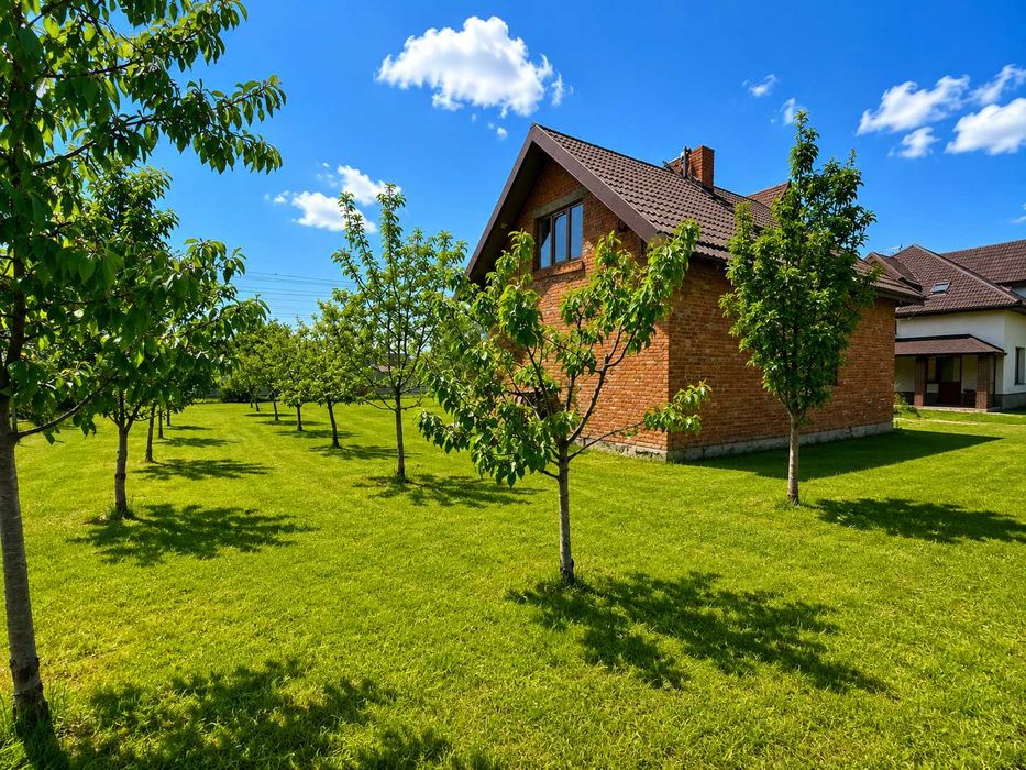 Сучасний будинок 237 м² з ремонтом та ділянкою 17,5 соток
