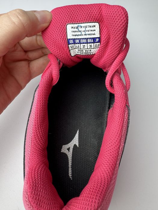 37р. Кросівки Mizuno Lightning Star Z4