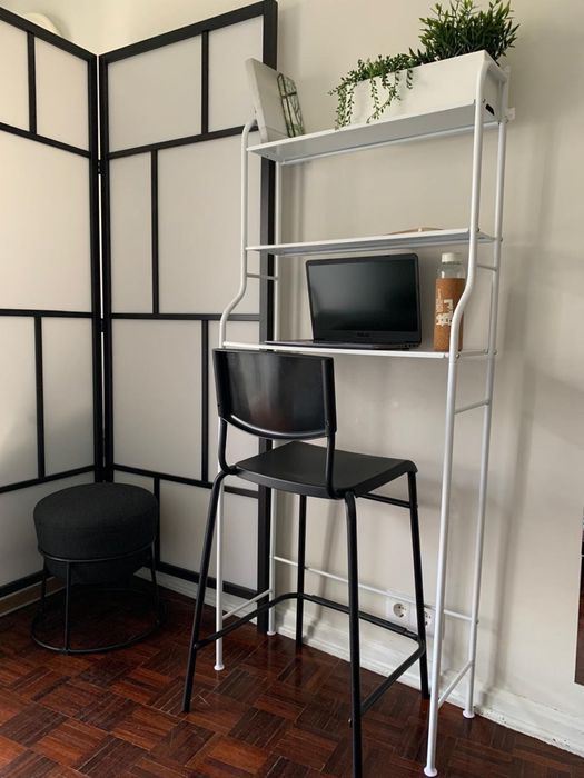 Rack que foi secretária muito útil. Estante como nova.