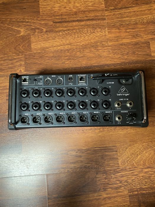 Мікшерний пульт Behringer XR18 X-Air
